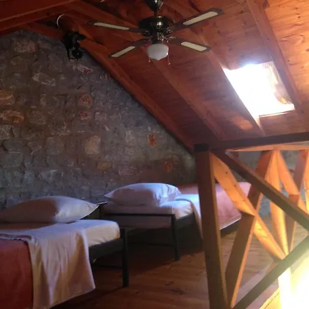 - Giannakakoy Traditional Stone بيت ضيافة Néon Oítilon