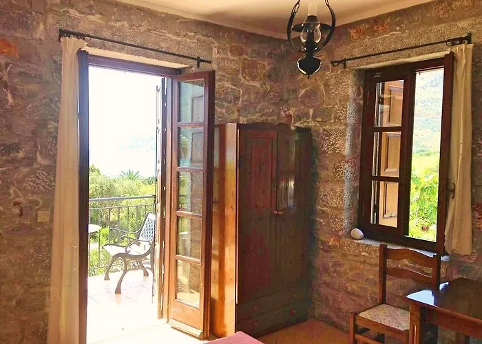 Casa de hóspedes - Giannakakoy Traditional Stone Néon Oítilon